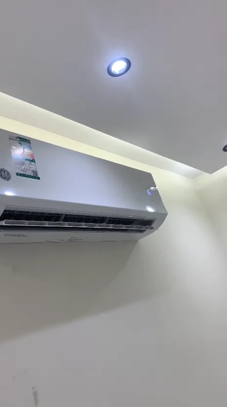وحدة مكيف سبليت GE مثبتة على الجدار مع إضاءة كوف أثناء اختبار التبريد النهائي بالطائف