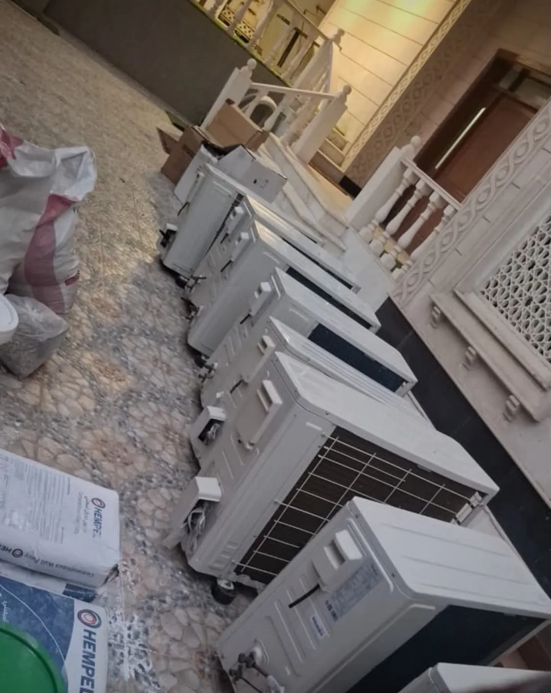 تجهيز صف وحدات مكيفات سبليت خارجية في فناء فيلا سكنية تمهيداً للتثبيت بحي قروى في الطائف