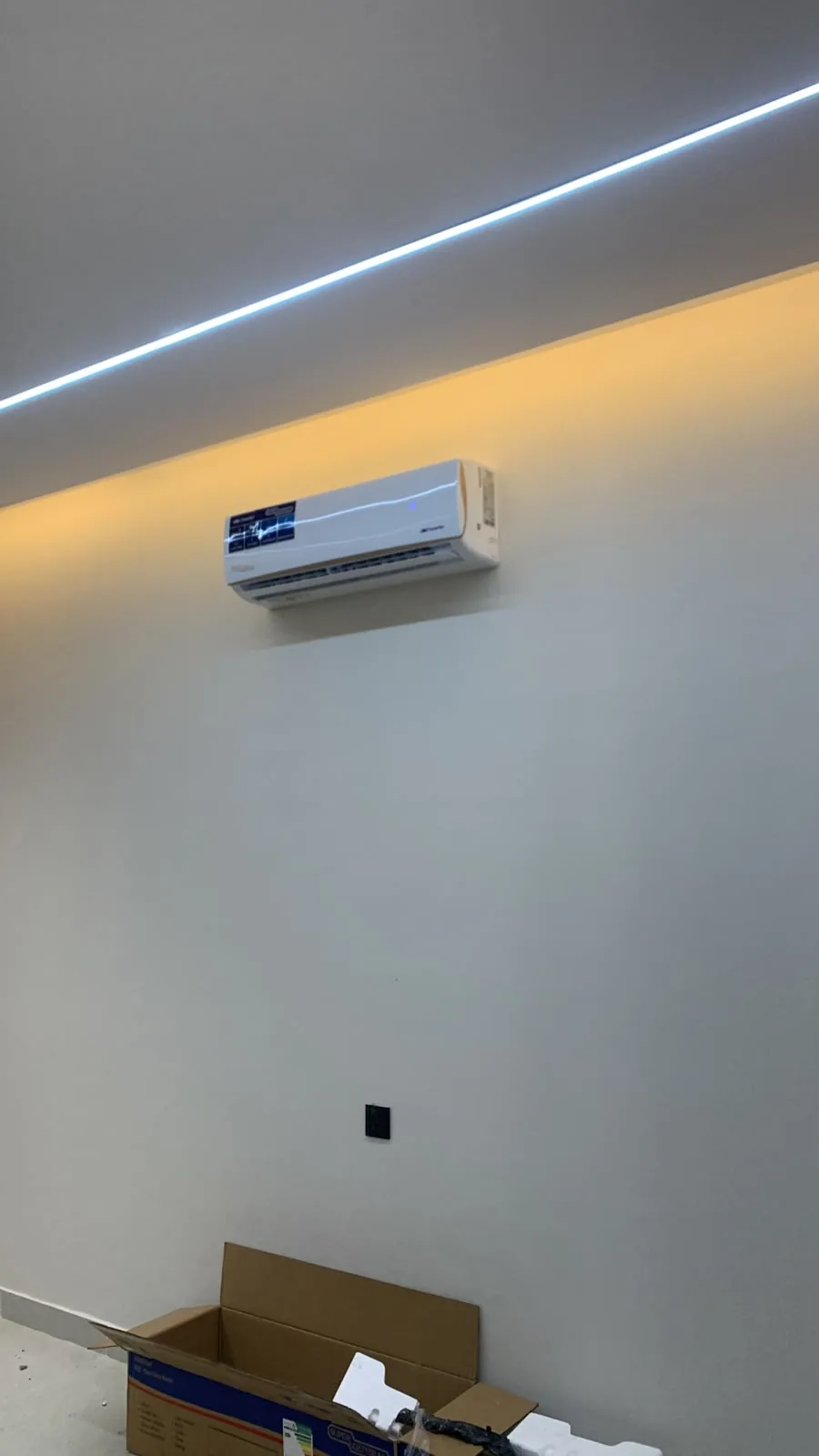 تشغيل تجريبي واختبار اندفاع الهواء البارد لمكيف سبليت سوبر جنرال داخل غرفة بإضاءة مخفية بحي الردف بالطائف